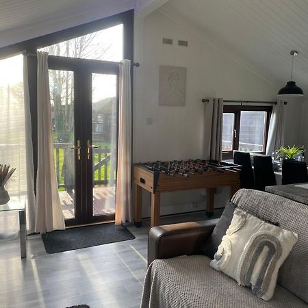 Cosy 3 Bed Lodge In Hoburne, Cotswolds South Cerney Exterior photo