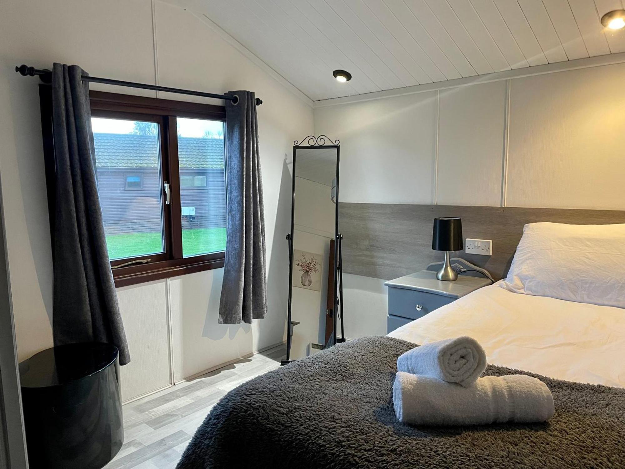 Cosy 3 Bed Lodge In Hoburne, Cotswolds South Cerney Exterior photo