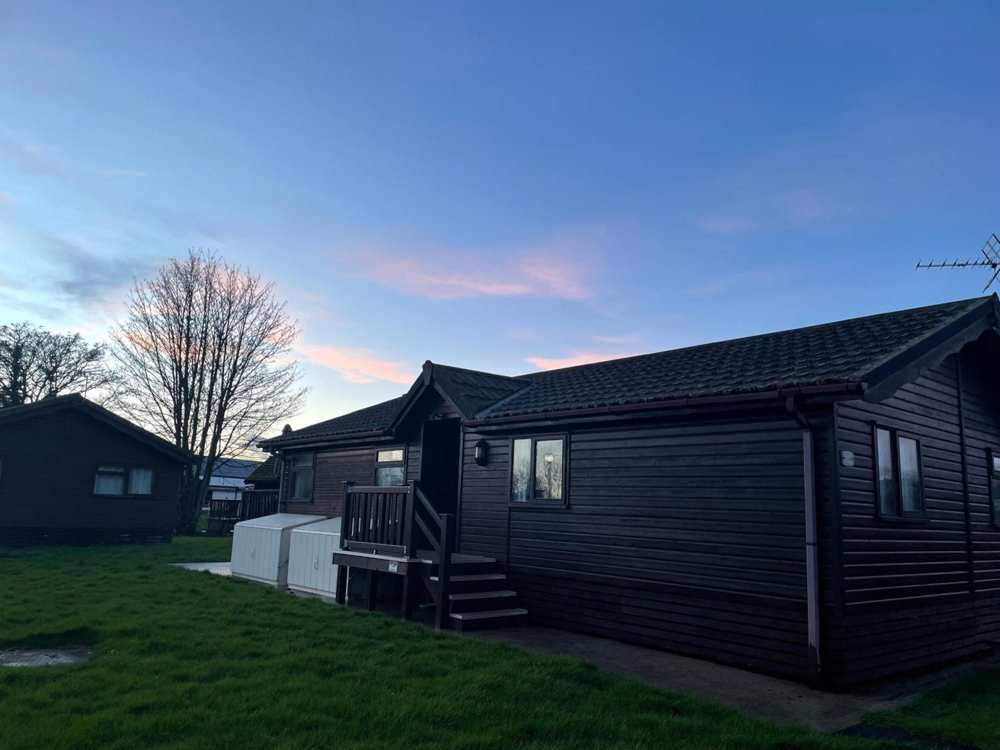 Cosy 3 Bed Lodge In Hoburne, Cotswolds South Cerney Exterior photo