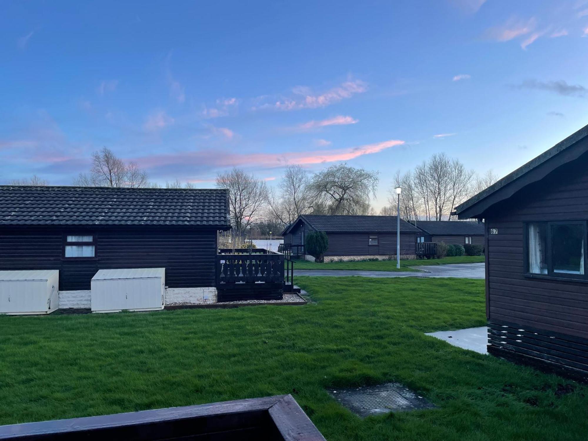 Cosy 3 Bed Lodge In Hoburne, Cotswolds South Cerney Exterior photo